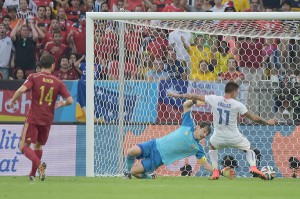 Chile’s forward Eduardo Vargas (right) strikes to score Chile’s first goal as Spain’s goalkeeper and captain Iker Casillas (center) defends and Spain’s midfielder Xabi Alonso watches on during a Group B football match between Spain and Chile in the Maracana Stadium in Rio de Janeiro during the 2014 FIFA World Cup. AFP PHOTO