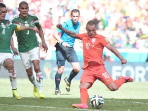 Netherlands’ midfielder Wesley Sneijder (R) shoots the ball during a Round of 16 football match between the Netherlands and Mexico at Castelao Stadium in Fortaleza in the 2014 FIFA World Cup. AFP PHOTO