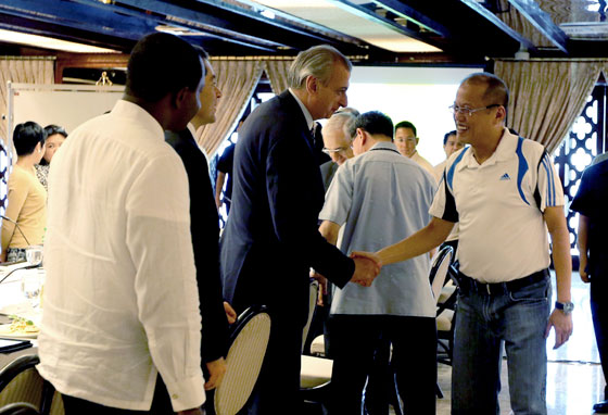 President Benigno Aquino 3rd welcomes Dr. Alberto Gasbarri, the chief organizer of the papal international apostolic visits. Pope Francis will visit the Philippines in January. MALACAÑANG PHOTO 