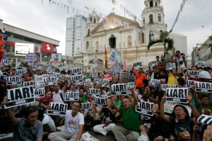 At Plaza Miranda in Quiapo, militants express what they think about the President’s speech.  Photo By Rene Dilan 