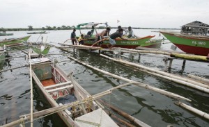 Fishermen in Bacoor, Cavite secure their boats as Typhoon Glenda started lashing several provinces in Luzon on Tuesday.   Photo By Rene H. Dilan 