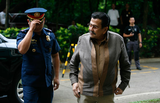 Former president and now Manila Mayor Joseph Ejercito Estrada arrives at the Sandiganbayan on Tuesday to attend the bail hearing of his son, Sen. Jinggoy Estrada, who is facing plunder and graft charges in connection with the pork barrel scam. Photo By Miguel DE Guzman 