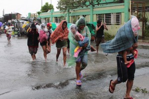 Residents of Baseco compound in Manila flee their homes as Typhoon Glenda lash Metro Manila (left). PHOTO BY RENE H. DILAN 