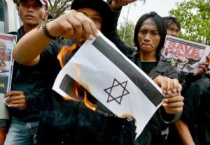 Indonesian demonstrators burn a paper with an Israeli flag image on it during a demonstration in front of the US embassy in Jakarta on Friday, condemning Israel’s offensive in Gaza. Indonesia with a population of about 220 million is the world’s most populous Muslimmajority country. AFP PHOTO