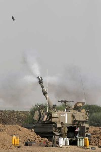 An Israeli artillery fires a 155mm shell toward targets in the Gaza Strip from their position near Israel’s border with the strip on Sunday. AFP PHOTO