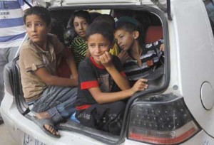 Palestinian families leave their neighborhood to a safer location as Israel’s army continues shelling the area of Khan Yunis, in the southern Gaza Strip, on Wednesday. AFP PHOTO