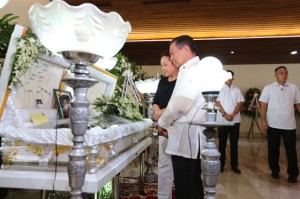 Vice President Jejomar Binay views the body of hazing victim Guillo Cesar Servando at the National Shrine of the Divine Child in Dela Salle Green Hills campus in Mandaluyong City. Binay vowed to provide assistance to the family of the victim