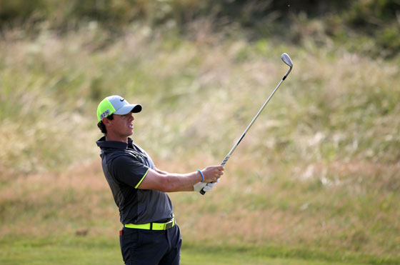 Northern Ireland’s Rory McIlroy watches his approach shot to the 11th green during his second round 66, on day two of the 2014 British Open Golf Championship at Royal Liverpool Golf Course in Hoylake, north west England.  AFP PHOTO 