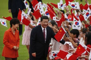 Chinese President Xi Jinping (center) and South Korean President Park Geun-hye greet children waving the two national flags during a welcoming ceremony at the presidential Blue House in Seoul on Thursday. China’s president held talks in Seoul on Thursday Park Geun-Hye at the start of a state visit seen as a snub to nuclear-armed North Korea, whose weapons program was high on the summit agenda. AFP PHOTO