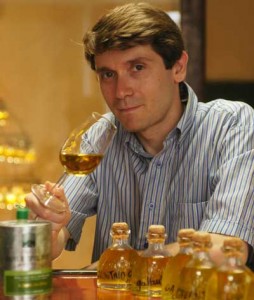 Oliviers&Co. quality director Eric Verdier examines and tastes all the olive oils