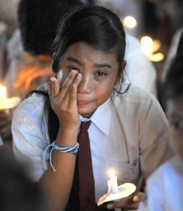 A student cries during a memorial at the Pelita Bangsa school to their teacher Arnold Huizen, his wife Yodricunda Theistiasih Titihalawa and their daughter Yelena Clarice Huizen who all died on Malaysia Airlines flight MH17 in Ukraine, as friends and colleagues gather at the school in Denpasar on Indonesia’s resort island of Bali on Monday. AFP PHOTO