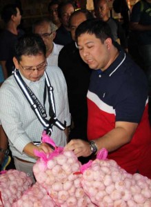 Customs Commissioner John Sevilla and Agriculture Undersecretary Emerson Palad inspect garlic seized by the Bureau of Customs at the Manila International Container Port. PHOTO BY RUY MARTINEZ