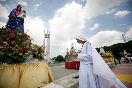 A nun prays before an image of Mother Mary before the start of the 25th Intern tional Block Rosary Convention at the Quezon City Memorial Circle in Quezon City on Sunday. PHOTO BY MIGUEL DE GUZMAN