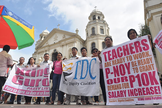 Public school teachers from Central Luzon, Calabarzon and Metro Manila hold a protest at the Plaza Miranda in Quiapo, Manila on Sunday. The public school teachers, including those who belong to the Teacher’s Dignity Coalation, made their assessment on the four years of the Aquino administration’s performance and gave President Benigno Aquino3rd a failing mark. PHOTO BY EDWIN MULI