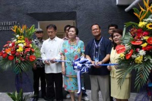 At the ribbon cutting ceremony of ‘Memoirs of Ninoy and Tita Cory’ exhibit. (From left) Manila Bulletin’s Emil Yap III, Via Mare proprietress Glenda Barretto, Adamson University president Gregorio Bañaga, and former PCSO chairman Margie Juico. At the back are the three featured artists