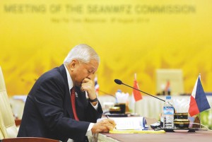  foreign Affairs secretary Albert del rosario attends a meeting of the southeast Asian nuclear-Weapon-free- Zone (seAnWfZ) commission during the 47th Asean foreign ministers’ meeting in myanmar. aFP PHoto