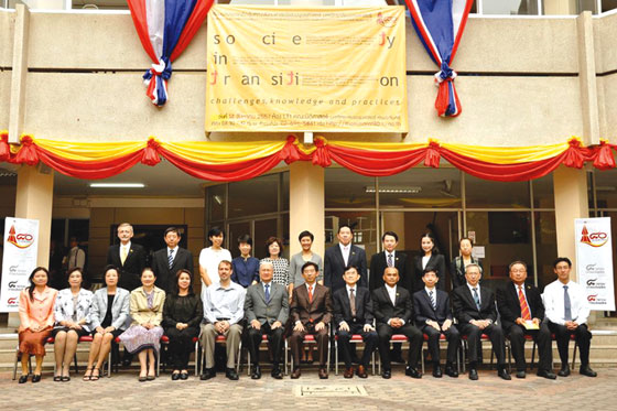 dr. dante a. ang, chairman emeritus of The Manila Times (7th from left), spoke recently before the faculty and students of the thammasat university on the occasion of its 80th founding anniversary on the role of Media in nation building. seated next to ang is thammasat university Rector Prof. dr. somkit lertpaitoon (eighth from left)