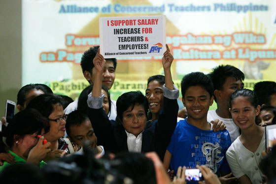 Superstar Nora Aunor holds a placard as she joins a group of teachers who honored her with an award at the Ramon Magsaysay High School in Quezon City on Tuesday. PHoto By Miguel De guZMan 