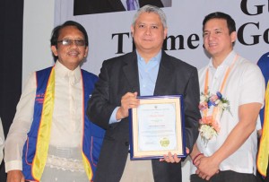  The Manila Times ceo, dante “klink” ang ll (center) receives the plaque for news Paper of the Year from vacc founding chairman/President dante Jimenez (left) and supreme court administrator Jose midas marquez on Wednesday. Photo by ruy l. MartineZ 