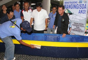 Registered fisherman from cavite city test the durablity of a “Bangkang Pinoy” made of fiberglass infront of agriculture secretary Proceso Alcala and Bfar national director asis Perez after the launching of “huwag sabihing mangingisda lang po . . . kundi rehistradong mangingisda po! PHoto by MiKe De Juan