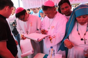  Church people take part in the signature campaign for a people’s initiative against all forms of pork barrel during the anti-pork  rally in Rizal Park, Manila, on Monday. PHOTO BY RUY MARTINEZ