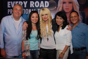Guitar genius Orianthi (center) is flanked by (from left) Sanre Entertainment’s Rene Walter and Laura Sanchez and (from right) Primeline Management and Production Inc.’s Ida and Ronnie Henares