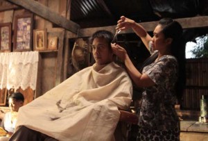 Eugene Domingo plays the role of Marilou, a widow who bravely takes over her husband’s barbershop despite the resulting mockery from the male townsfolk