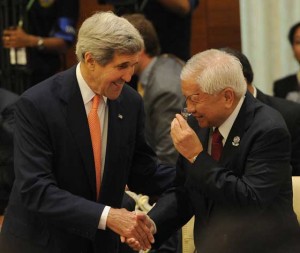 US Secretary of State John Kerry (left) shakes hands with Foreign Affairs Secretary Albert Del Rosario before the start of the 4th East Asia Summit (EAS) Foreign ministers' meeting in Naypyidaw, Myanmar, on Sunday. AFP PHOTO