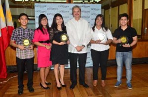 GMA Executive Vice President and CFO Felipe Yalong (third from right) with the 2014 Excellence Awardees (from left) Jose Lemuel Silvestre (TOSP-NCR finalist, FEU), Isabel Patricia Soresca (UP-Diliman), Ma. Angela Teresa Sebastian (UPDiliman), Iza Darlene Santok Cay (UPDiliman), and Aldrin Jose (Don Bosco)