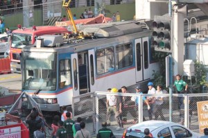 MRT personnel and rescue workers surround the MRT train that overshot the Taft station and slammed into the steel barrier.PHOTO BY RUY MARTINEZ