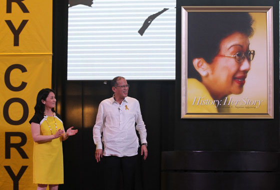 President Benigno Aquino 3rd and his sister Maria Elena Aquino-Cruz on Tuesday unveil a picture of their mother, late former President Corazon Aquino, at a commemorative photo exhibit marking the fifth death anniversary of the country’s leader in 1986-1992. Also at the event were Vice President Jejomar Binay; Fernando Zobel de Ayala, Ayala Land Inc. (ALI) chairman and  Ayala Corp. president;    and Bobby Dee, ALI     president and chief     executive officer.              MALACAÑANG PHOTO