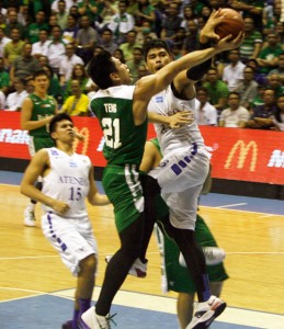 Jeron Teng No. 21 of the De La Salle University (DLSU) Green Archers tries to make a basket but Arvin Tolentino of the Ateneo De Manila University (ADMU) Blue Eagles blocks the ball during their game for the 77th Season of the University Athletic Association of the Philippines (UAAP) at the Smart Araneta Colesium in Quezon City on Sunday. PHOTO BY MIGUEL DE GUZMAN