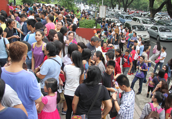 Hundreds of senior high school students mill in front of Palma Hall at the University of the Philippines before taking the university’s college admission test on Sunday. PHOTO BY MIKE DE JUAN