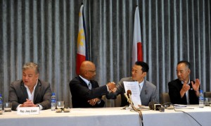  Muntinlupa Rep. Rodolfo Biazon (2nd from left) and Hiroshi Nakada (2nd from right), head of the Japanese delegation, shake hands after signing the Joint Document for Cooperation on the Promotion of the Rule of Law at Sea on Wednesday. With them are Bukidnon Rep. Joey Zubiri (left) and Hiroshi Miyake (right) member of Japan’s House of Representatives. PHOTO BY EDWIN MULI 