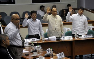  (Left to right) Danilo Alano of Philippine Institute of Architects, Alexander Juliano, director-in-Charge of the Fraud Audit Office (FAO) of the Commission on Audit (COA), COA Commissioner Jose Favia and Mario Hechanova, former head of the Makati City General Services Department, take their oath at the start of the Senate Blue Ribbon hearing on Thursday. PHOTO BY EDWIN MULI 