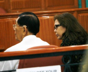  Sen. Juan Ponce Enrile sits next to his former chief of staff Gigi Reyes at their arraignment on graft charges at the Sandiganbayan on Friday. PHOTO BY MIGUEL DE GUZMAN