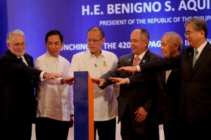  President Benigno Aquino 3rd leads the pressing of the button to start the ceremonial countdown on the target completion date of the 420-megawatt Pagbilao III power plant project in Makati City on Thursday. With the President are proponents of the project and Energy Secretary Jericho Petilla (second from left). MALACAÑANG PHOTO 