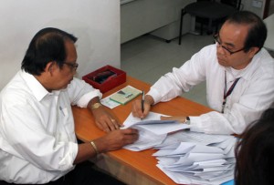 A personnel at the Office of the Ombudsman receives copies of the graft complaint filed by VACC founding chairman Dante Jimenez against PNP chief Alan Purisima. PHOTO BY MIKE DE JUAN 