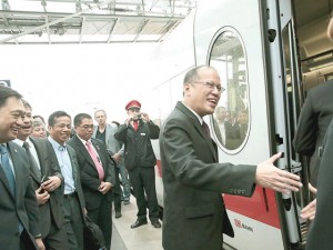 President Benigno Aquino 3rd tours the Berlin train station on Saturday during his visit to Germany, the last leg of his four-country European tour. From Germany, the President flew to Boston, Massachusetts, and will attend the UN summit on climate change later this week. MALACAÑANG PHOTO