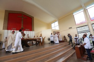 Vice President Jejomar Binay attends a Mass celebrated by Manila Archbishop Luis Antonio Cardinal Tagle for the Feast of Nativity or the birth of the Blessed Virgin Mary at Saint Francis de Sales Theological Seminary Chapel in Lipa, Batangas, on Monday. He would later kiss the hand of Gaudencio Cardinal Rosales after the Mass.