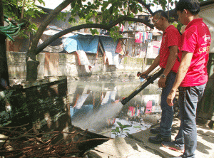 Employees of Mapecon Philippines Inc. spray chemicals around houses at two barangay along Arellano Avenue in Manila on Sunday in a bid to eliminate dengue-causing mosquitoes. The Sunday Mission, a nationwide campaign aimed at combating these deadly mosquitoes, was undertaken by Mapecon with the help of the National Committee on Urban Pest Control. PHOTO BY EDWIN MUL