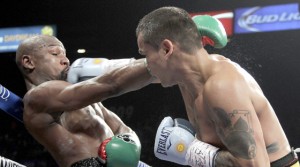 Marcos Maidana (right) of Argentina slams a right to the face of Floyd Mayweather Jr. of the US at The MGM Grand, Las Vegas on Saturday (Sunday in Manila). AFP PHOTO