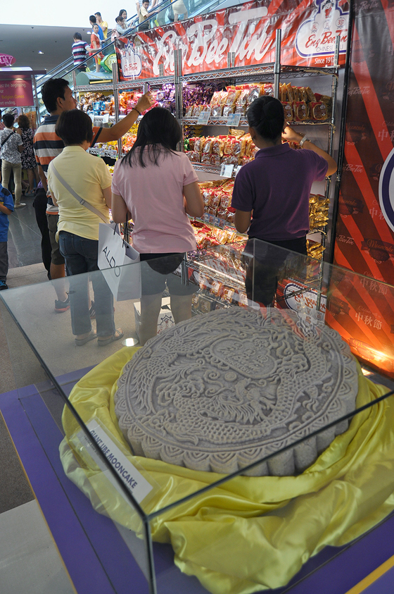 An ube mooncake measuring 24 inches in diameter and is 3 inches thick is on display at the Mall of Asia in Pasay City on Sunday, in time for the Mid-Autumn Festival, or zhongqiu jie, which is celebrated in China, Hong Kong, Taiwan, and Vietnam celebrated on the 15th day of the 8th lunar month, which falls on September 8 of this year. PHOTO BY EDWIN MULI