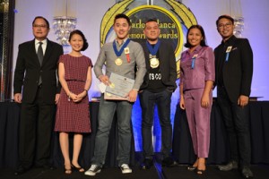 Joshua Lim So (third left) is the top winner at the Dulang Ganap ang Haba category. With him are (from left) Carl Anthony Palanca, Atty. Christine Marie Pacheco, and category judges Elmer Gatchalian, Banaue Miclat-Janssen and Perci Intalan