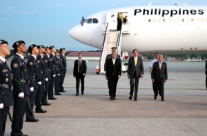 President Benigno Aquino 3rd, accompanied by Philippine Ambassador to Spain Carlos Salinas and Juan Sunye, deputy chief of protocol of the Spanish ministry of foreign affairs and cooperation, is given arrival honors at Torrejon Airbase in Madrid, Spain. MALACAÑANG PHOTO