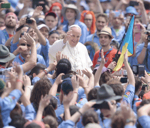 FRANCIS MEETS SCOUTS  Pope Francis greets the crowd during an audience to the Italian Catholics Scouts (Agesci) at St Peter’s square. AFP PHOTO