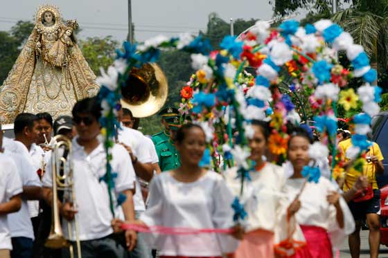 Students welcome the image of Our Lady of the Most Holy Rosary of La Naval during a procession from Santo Domingo Church to the Quezon City Hall on Friday. The procession was part of the city’s 75th anniversary. PHOTO BY MIGUEL DE GUZMAN  