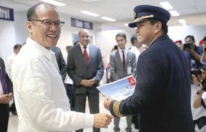  President Benigno Aquino 3rd greets Capt. Franklyn Desiderio at the immigration area of the Ninoy Aquino International Airport. MALACAÑANG PHOTO 