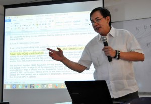 A BETTER POLL SYSTEM IT system expert Nelson Celis stresses his point during the roundtable discussion at The Manila Times office on Thursday. PHOTO BY EDWIN MULI