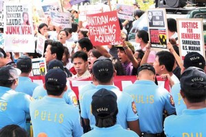 JUSTICE FOR JENNIFER Members of militant groups demand justice for the death of transgender Jennifer Laude during a rally in front of the US embassy on Thursday. PHOTO BY RUY MARTINEZ 